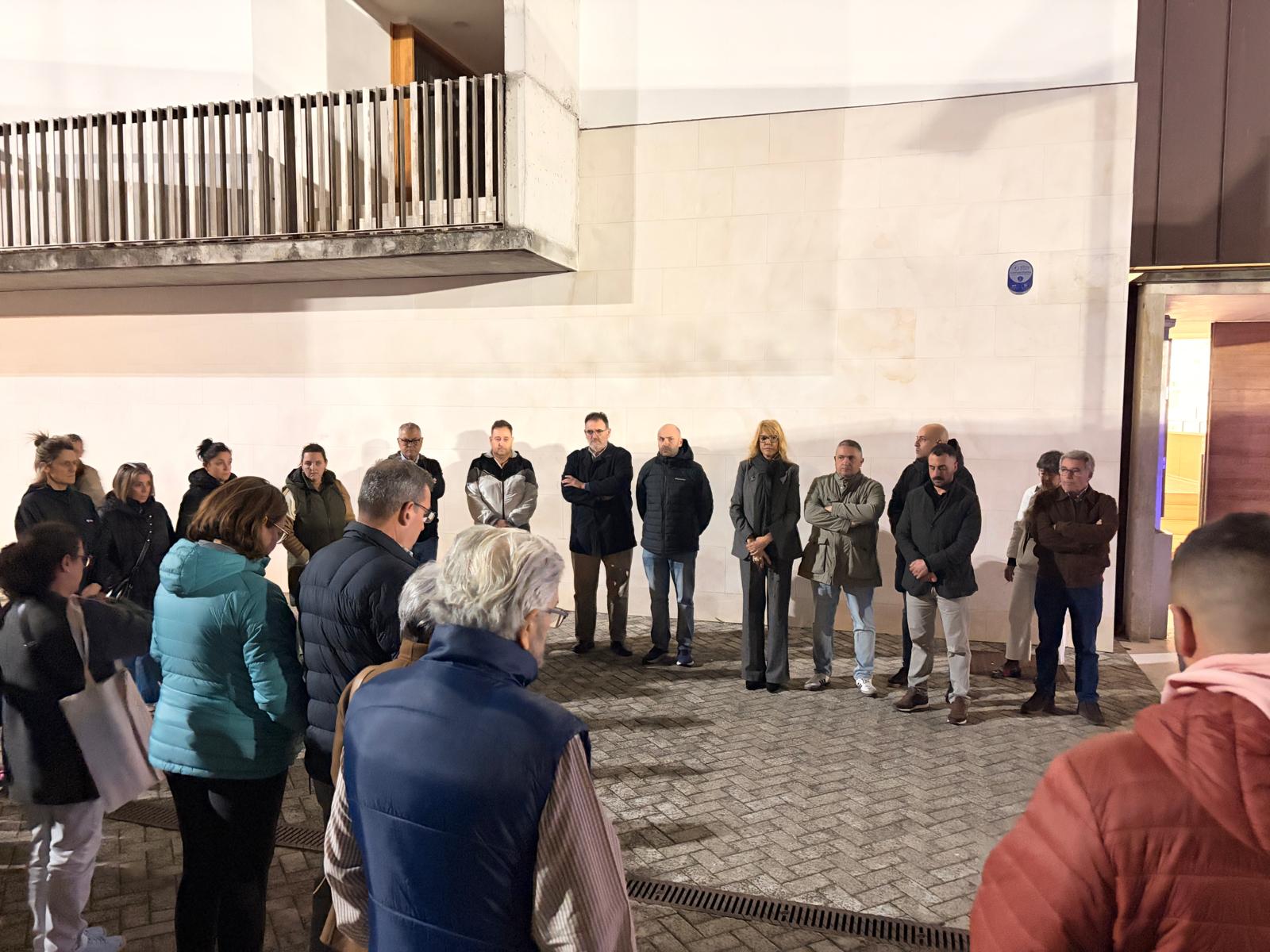 Santa Cruz de Bezana observes silence and lowers flags in tribute to Toledo train accident victims