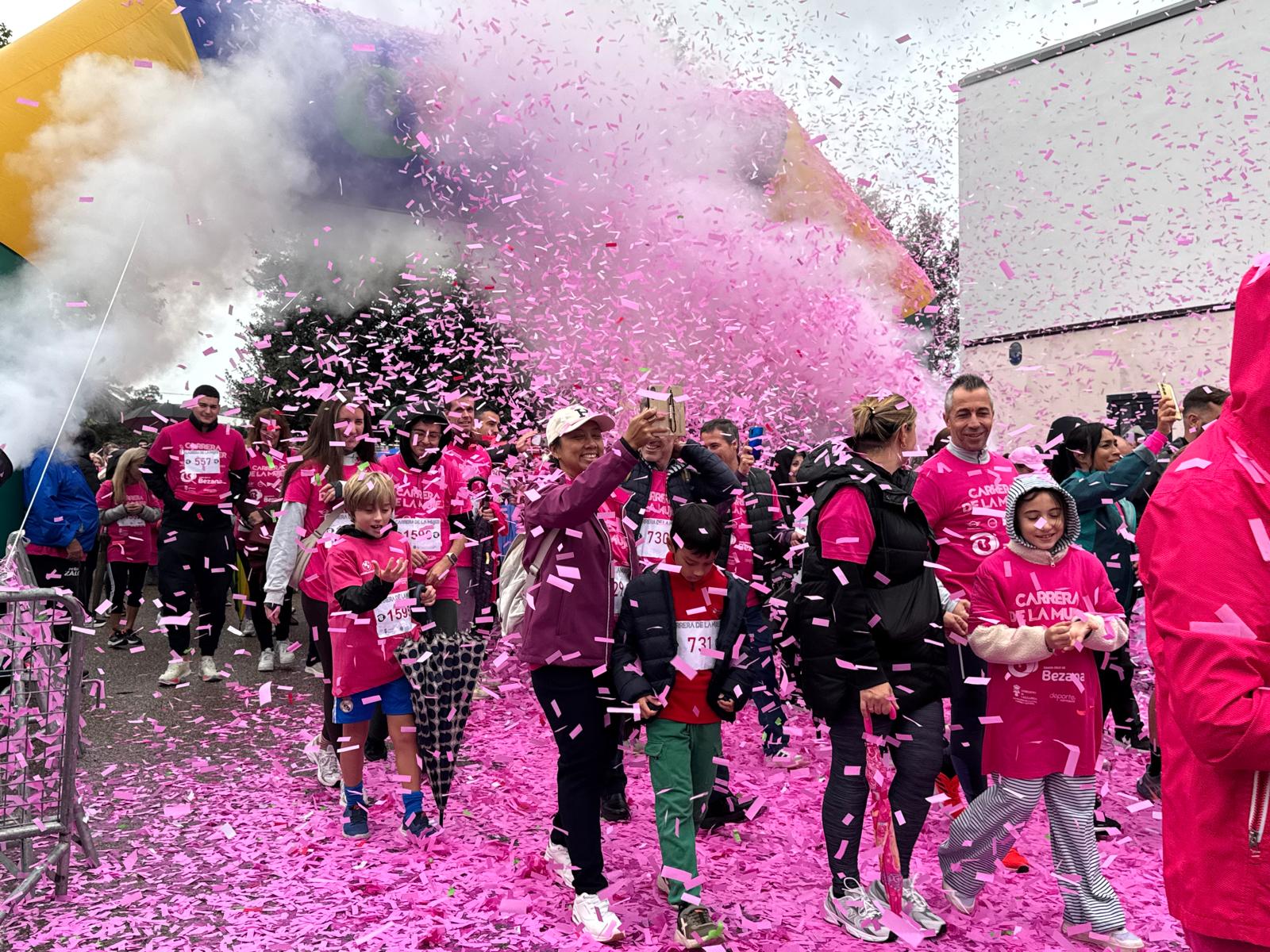 Más de 700 corredores participan en la XIX Carrera de la Mujer en Santa Cruz de Bezana